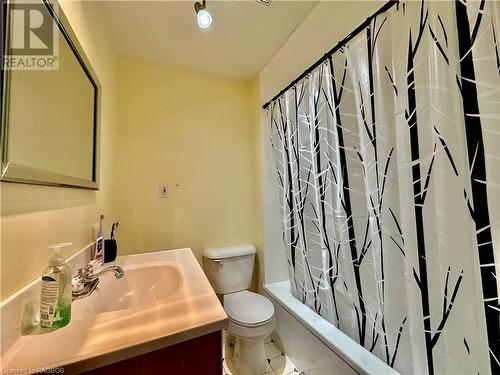 618 8Th Avenue, Hanover, ON - Indoor Photo Showing Bathroom