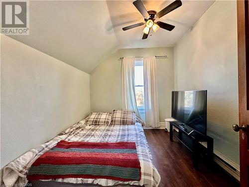 618 8Th Avenue, Hanover, ON - Indoor Photo Showing Bedroom