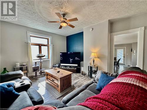 618 8Th Avenue, Hanover, ON - Indoor Photo Showing Living Room