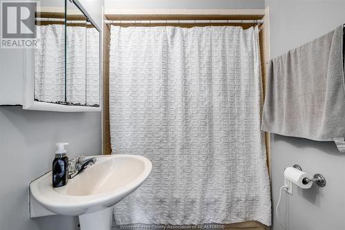 8 Westmoreland Avenue, Leamington, ON - Indoor Photo Showing Bathroom