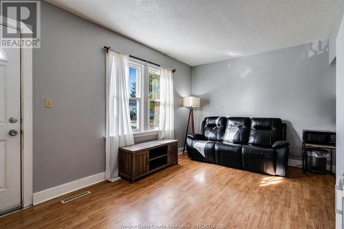 8 Westmoreland Avenue, Leamington, ON - Indoor Photo Showing Living Room