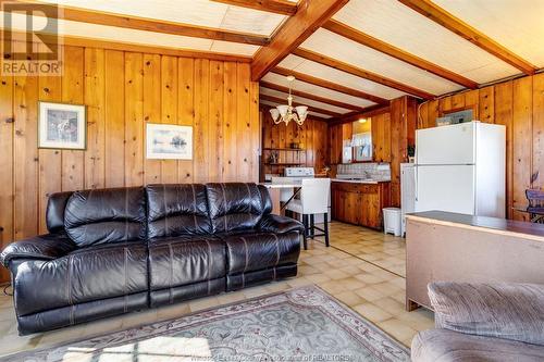 1620 Tilton Line, Wheatley, ON - Indoor Photo Showing Living Room