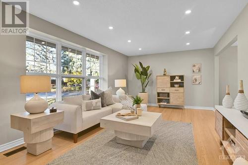 2123 Grafton Crescent, Ottawa, ON - Indoor Photo Showing Living Room