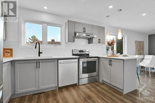 2123 Grafton Crescent, Ottawa, ON - Indoor Photo Showing Kitchen With Upgraded Kitchen