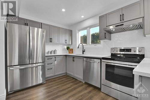 2123 Grafton Crescent, Ottawa, ON - Indoor Photo Showing Kitchen With Upgraded Kitchen