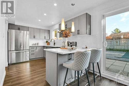 2123 Grafton Crescent, Ottawa, ON - Indoor Photo Showing Kitchen With Upgraded Kitchen