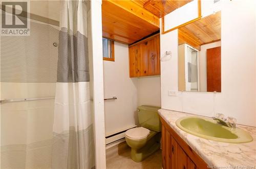 70 Weston Street, Moncton, NB - Indoor Photo Showing Bathroom