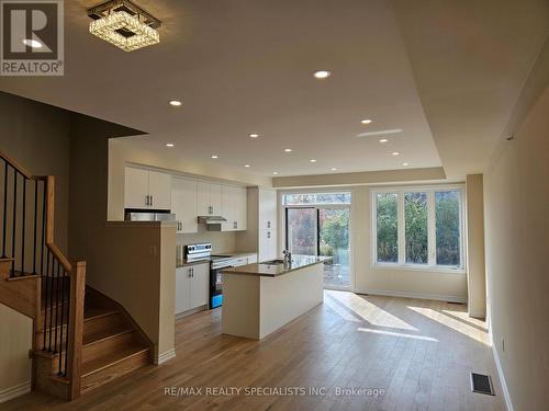 2080 Coppenwood   Common, Burlington, ON - Indoor Photo Showing Kitchen