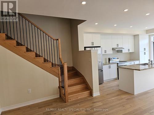 2080 Coppenwood   Common, Burlington, ON - Indoor Photo Showing Kitchen