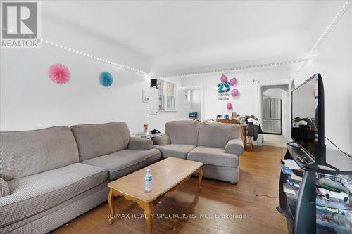 83 Haddon Avenue S, Hamilton, ON - Indoor Photo Showing Living Room