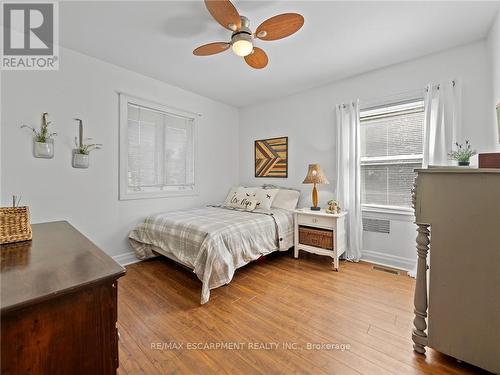 37 Maple Avenue, Hamilton, ON - Indoor Photo Showing Bedroom