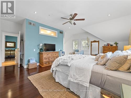 37 Maple Avenue, Hamilton, ON - Indoor Photo Showing Bedroom