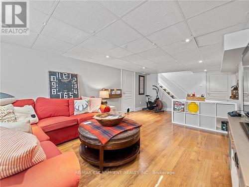 37 Maple Avenue, Hamilton, ON - Indoor Photo Showing Living Room