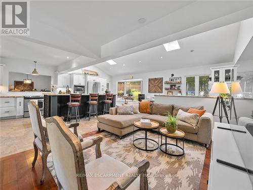 37 Maple Avenue, Hamilton, ON - Indoor Photo Showing Living Room