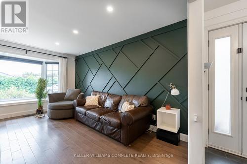 2 Brentwood Road, Grimsby, ON - Indoor Photo Showing Living Room