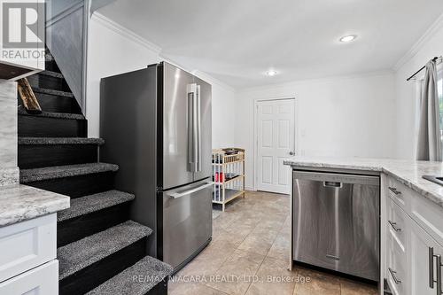 6525 O'Neil Street, Niagara Falls, ON - Indoor Photo Showing Kitchen With Upgraded Kitchen