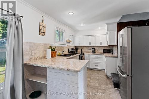 6525 O'Neil Street, Niagara Falls, ON - Indoor Photo Showing Kitchen