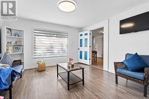 6525 O'Neil Street, Niagara Falls, ON - Indoor Photo Showing Living Room