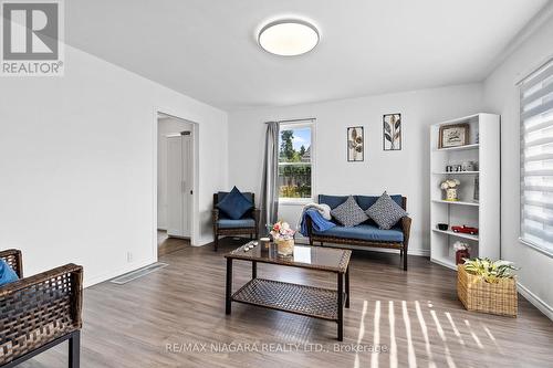 6525 O'Neil Street, Niagara Falls, ON - Indoor Photo Showing Living Room