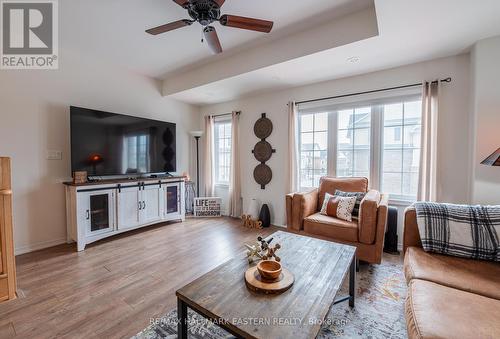 9 - 279 Danzatore Path, Oshawa (Windfields), ON - Indoor Photo Showing Living Room