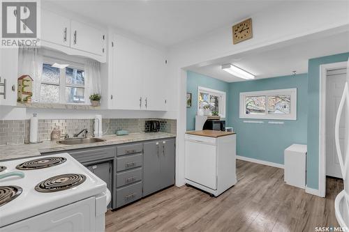 1207 D Avenue N, Saskatoon, SK - Indoor Photo Showing Kitchen