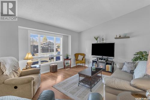 7118 Lawrence Drive, Regina, SK - Indoor Photo Showing Living Room