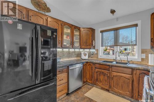 7118 Lawrence Drive, Regina, SK - Indoor Photo Showing Kitchen With Double Sink