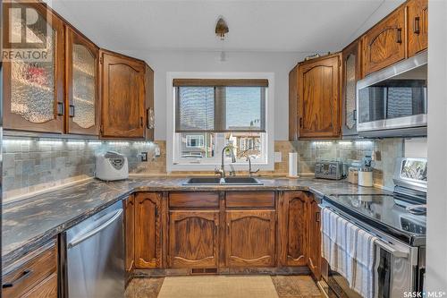 7118 Lawrence Drive, Regina, SK - Indoor Photo Showing Kitchen With Double Sink