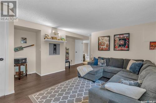 7118 Lawrence Drive, Regina, SK - Indoor Photo Showing Living Room