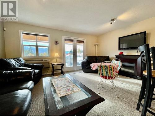 1205 Riverside Avenue Unit# 4, Sicamous, BC - Indoor Photo Showing Living Room