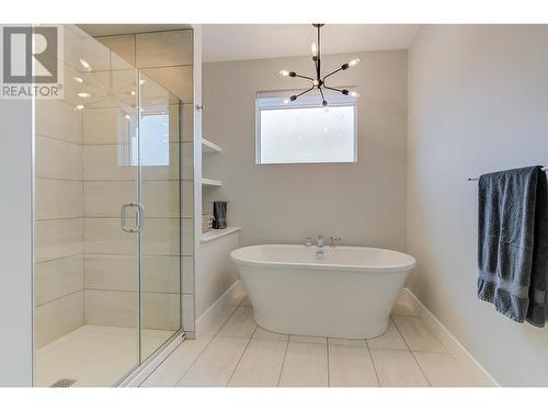 2360 Hawks Boulevard, West Kelowna, BC - Indoor Photo Showing Bathroom