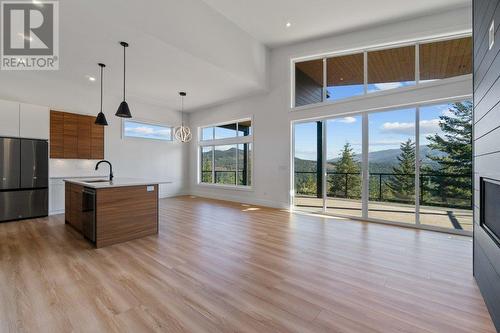 2506 Highlands Drive, Blind Bay, BC - Indoor Photo Showing Kitchen