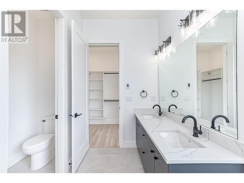 2506 Highlands Drive, Blind Bay, BC - Indoor Photo Showing Bathroom