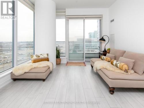 1503 - 898 Portage Parkway, Vaughan, ON - Indoor Photo Showing Living Room