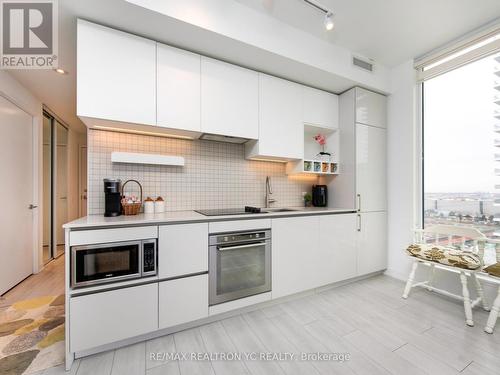 1503 - 898 Portage Parkway, Vaughan, ON - Indoor Photo Showing Kitchen