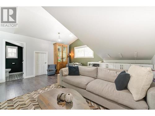 7010 Sun Valley Road, Kelowna, BC - Indoor Photo Showing Living Room