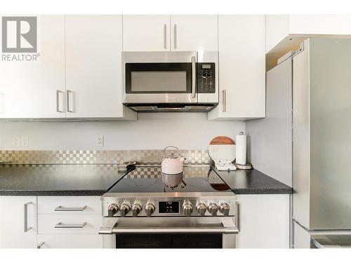 7010 Sun Valley Road, Kelowna, BC - Indoor Photo Showing Kitchen