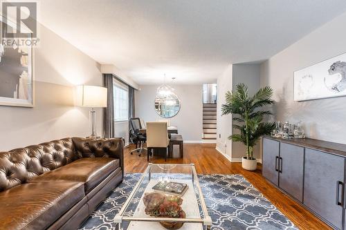 1201 Kane Road, Mississauga, ON - Indoor Photo Showing Living Room