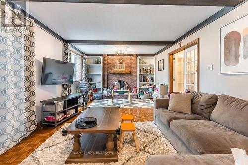 1201 Kane Road, Mississauga, ON - Indoor Photo Showing Living Room