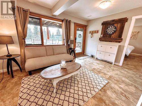 7895 Dean Road, Bridge Lake, BC - Indoor Photo Showing Living Room