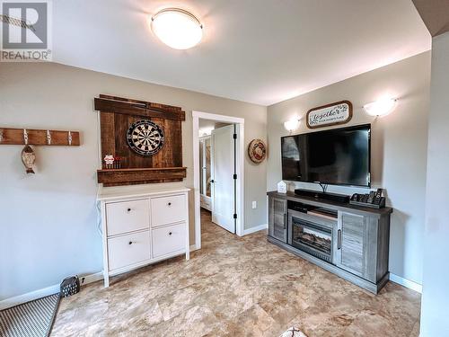 7895 Dean Road, Bridge Lake, BC - Indoor Photo Showing Living Room