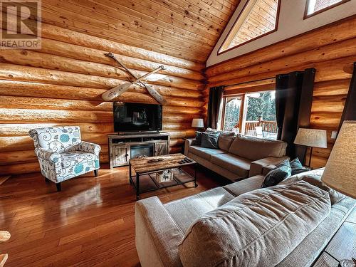 7895 Dean Road, Bridge Lake, BC - Indoor Photo Showing Living Room