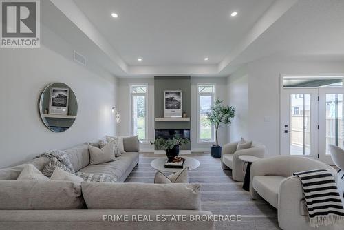 46 Elwood Street, Strathroy-Caradoc (Caradoc), ON - Indoor Photo Showing Living Room