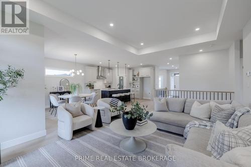 46 Elwood Street, Strathroy-Caradoc (Caradoc), ON - Indoor Photo Showing Living Room