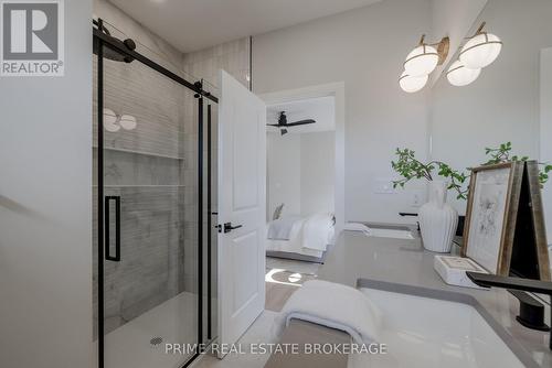 46 Elwood Street, Strathroy-Caradoc (Caradoc), ON - Indoor Photo Showing Bathroom