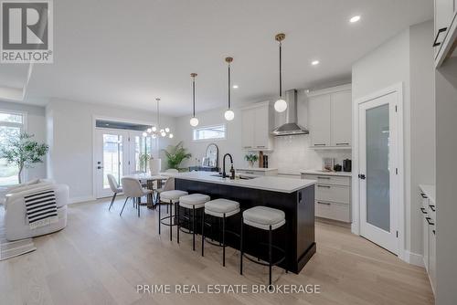 46 Elwood Street, Strathroy-Caradoc (Caradoc), ON - Indoor Photo Showing Kitchen With Upgraded Kitchen