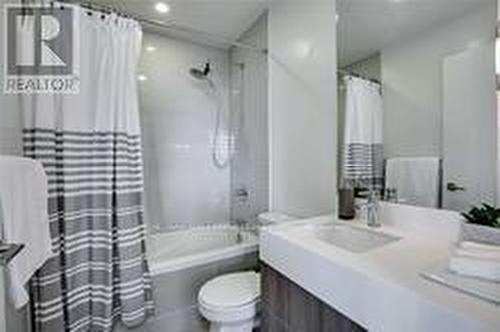 810 - 200 Sackville Street, Toronto, ON - Indoor Photo Showing Bathroom