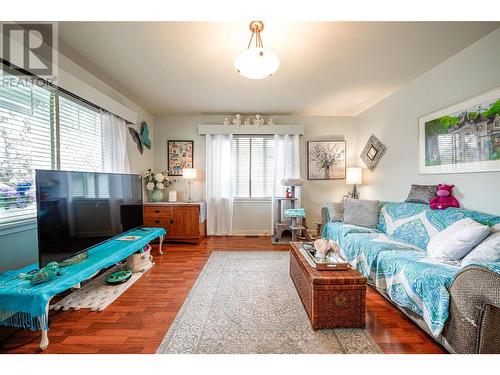 4008 31 Street, Vernon, BC - Indoor Photo Showing Living Room