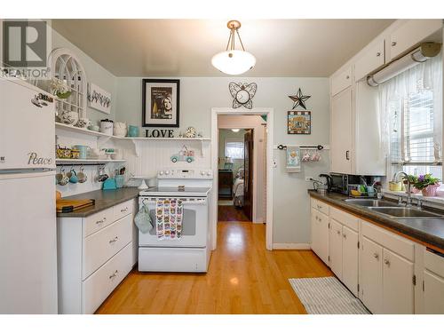 4008 31 Street, Vernon, BC - Indoor Photo Showing Kitchen With Double Sink