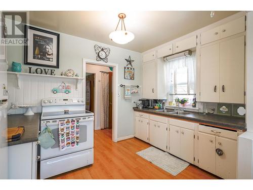 4008 31 Street, Vernon, BC - Indoor Photo Showing Kitchen With Double Sink